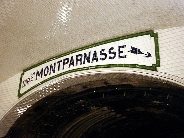 Sèvres - Babylone station. This sign above the tunnel at the end of the station shows which platform Montparnasse-bound trains depart from. By Clicsouris (Own work (Photo personnelle)) [CC-BY-SA-3.0], via Wikimedia Commons