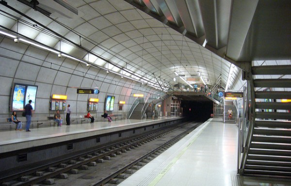 Typical underground station of Metro Bilbao, with the mezzanine 'lifted' above the tracks. Photo by to get down [CC BY 2.0] via this flickr page